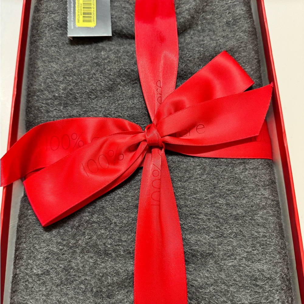 Roundtree & Yorke Gray 100% Cashmere Scarf NWT